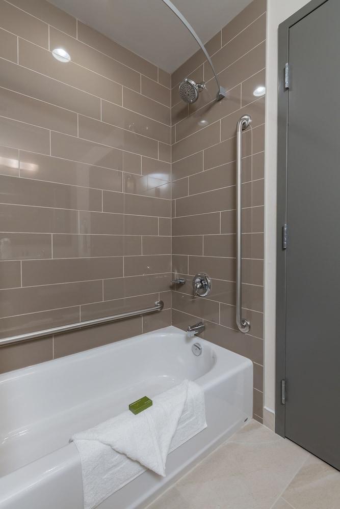 Best Western Plus Chestermere Hotel Esterno foto