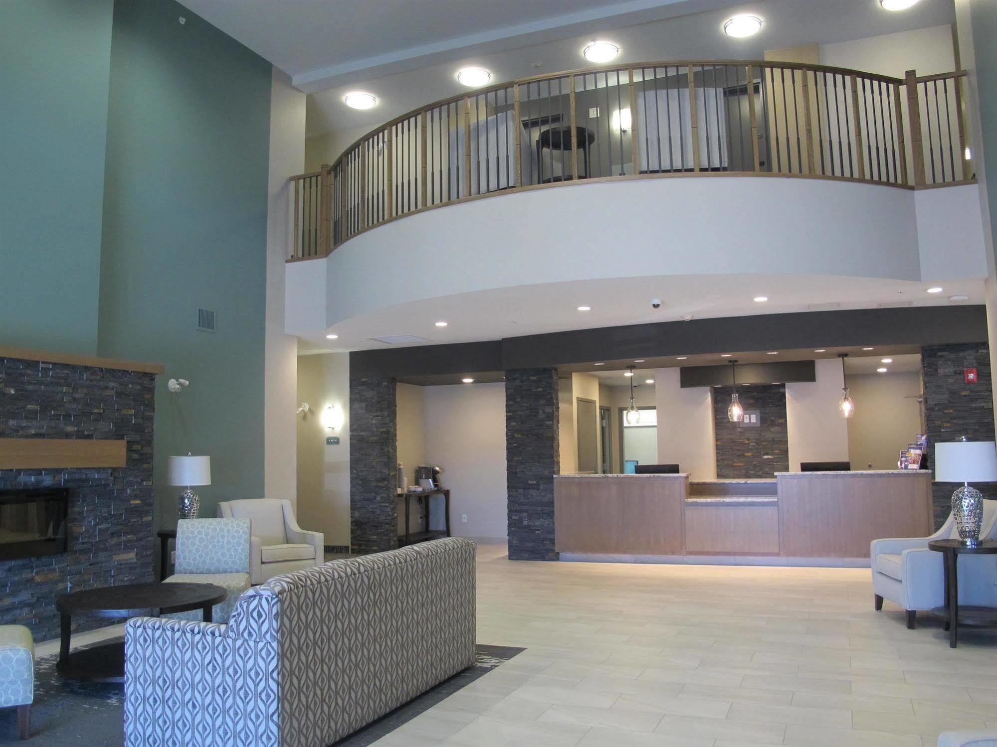 Best Western Plus Chestermere Hotel Esterno foto