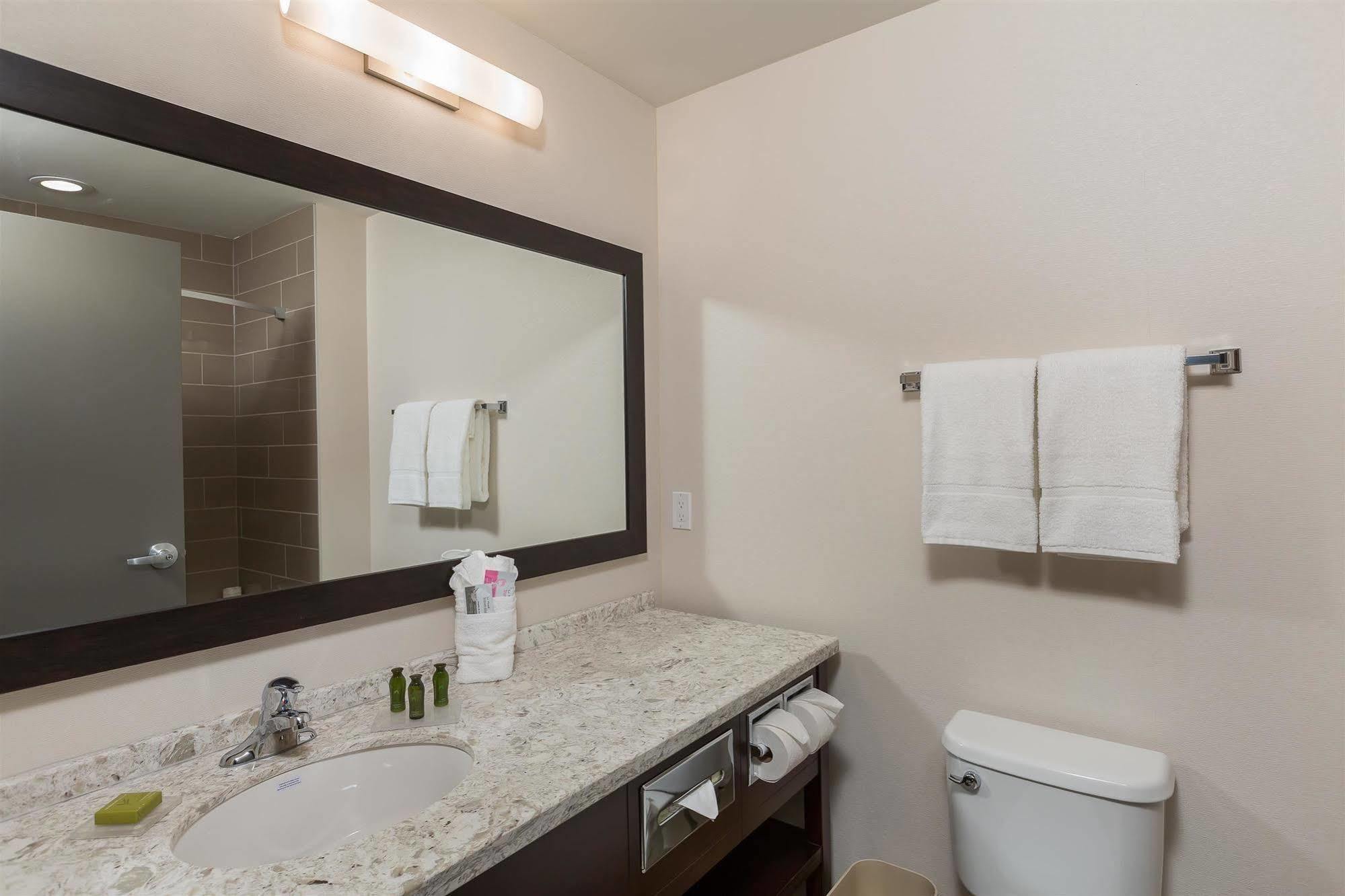 Best Western Plus Chestermere Hotel Esterno foto